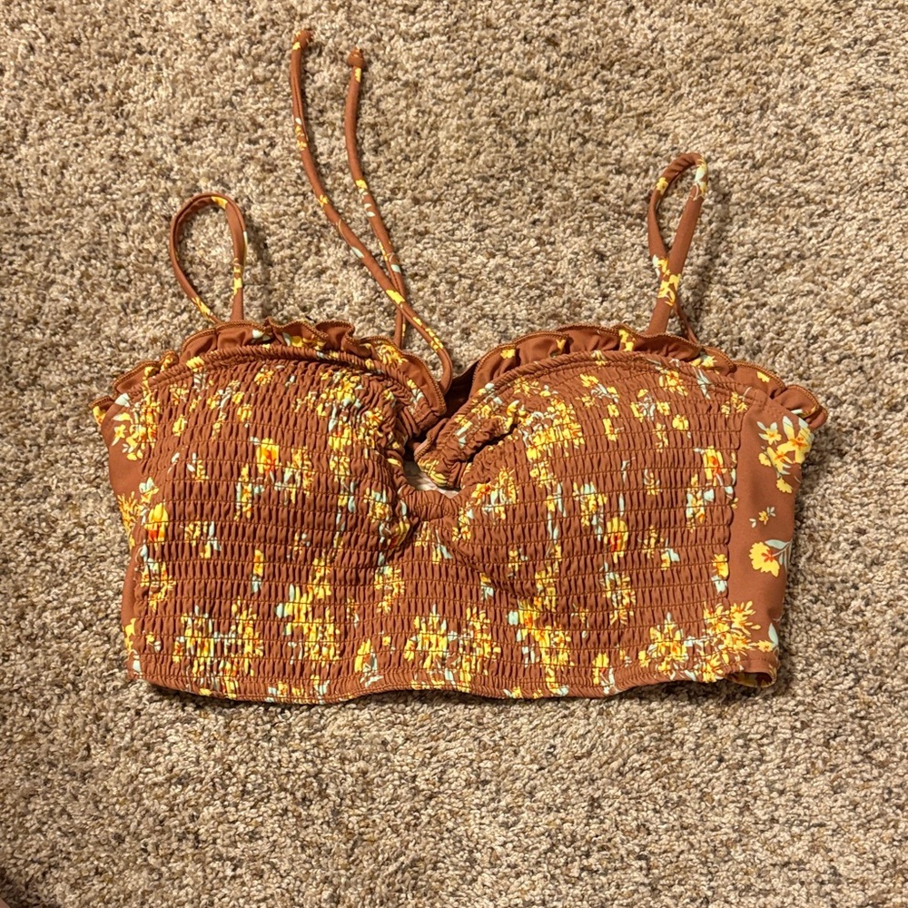 Swimsuit top with removable straps